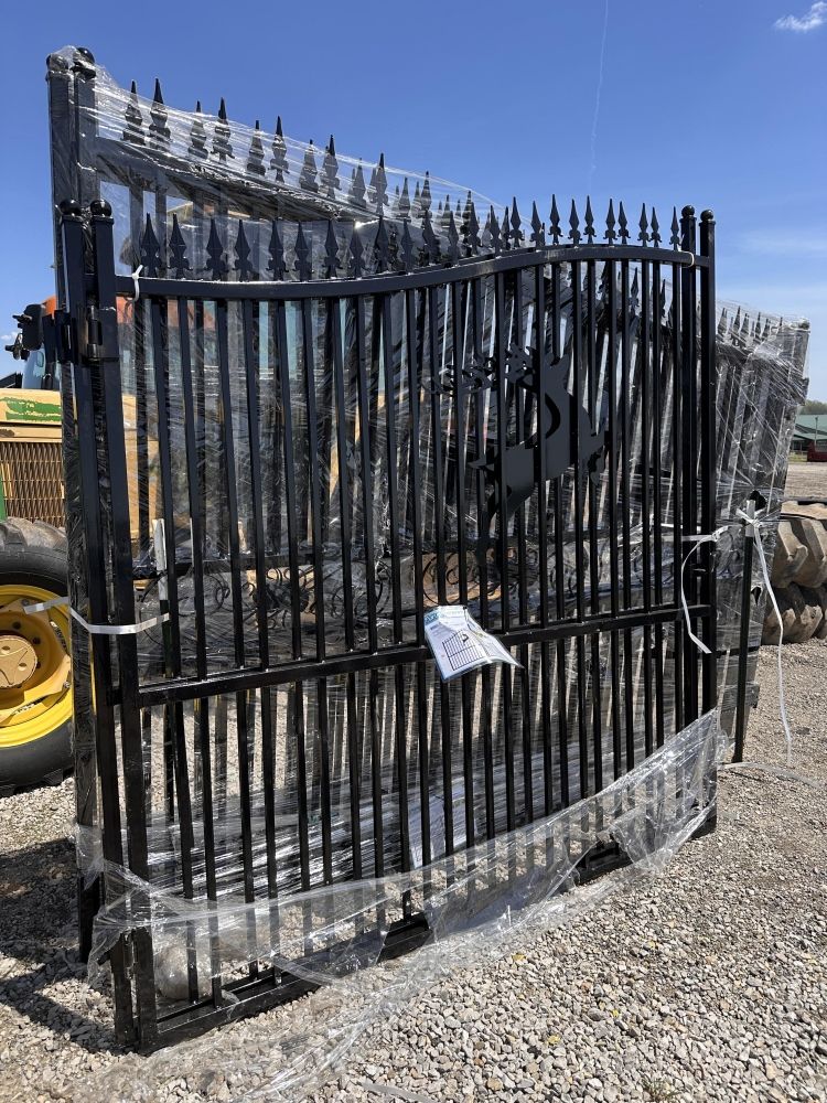 Lot 84a: DECORATIVE FENCE WITH DEER HEAD