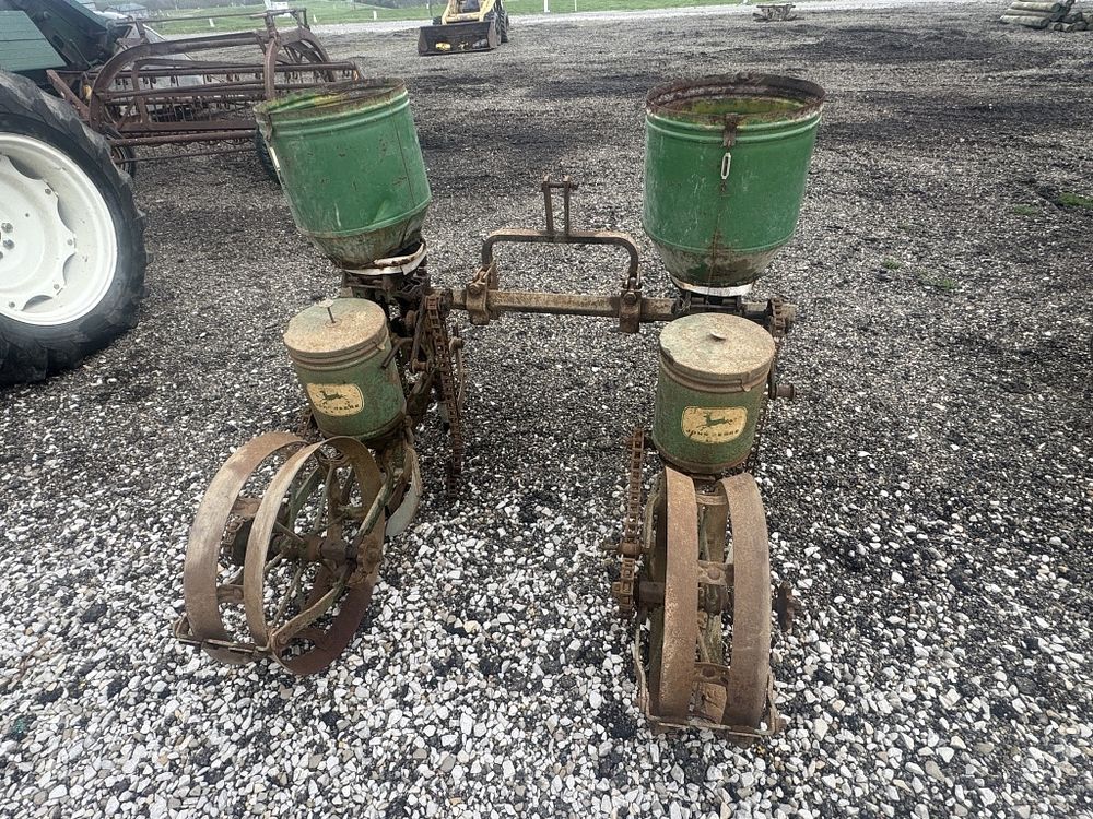 Lot 193: JOHN DEERE 2 ROW CORN PLANTER