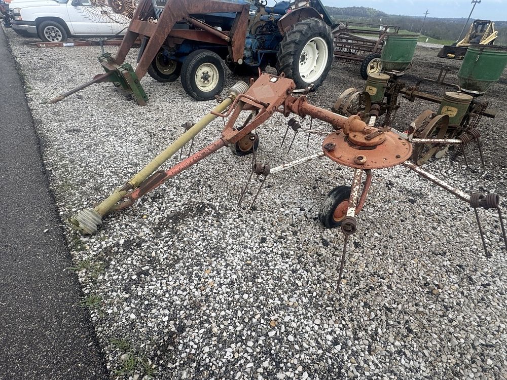 Lot 194: KUHN TWO BASKET TEDDER