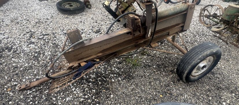 Lot 197: TOW BEHIND LOG SPLITTER