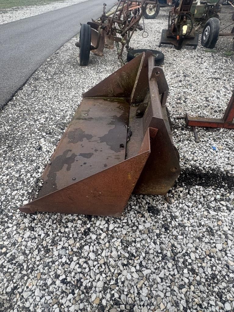 Lot 201: LOADER BUCKET
