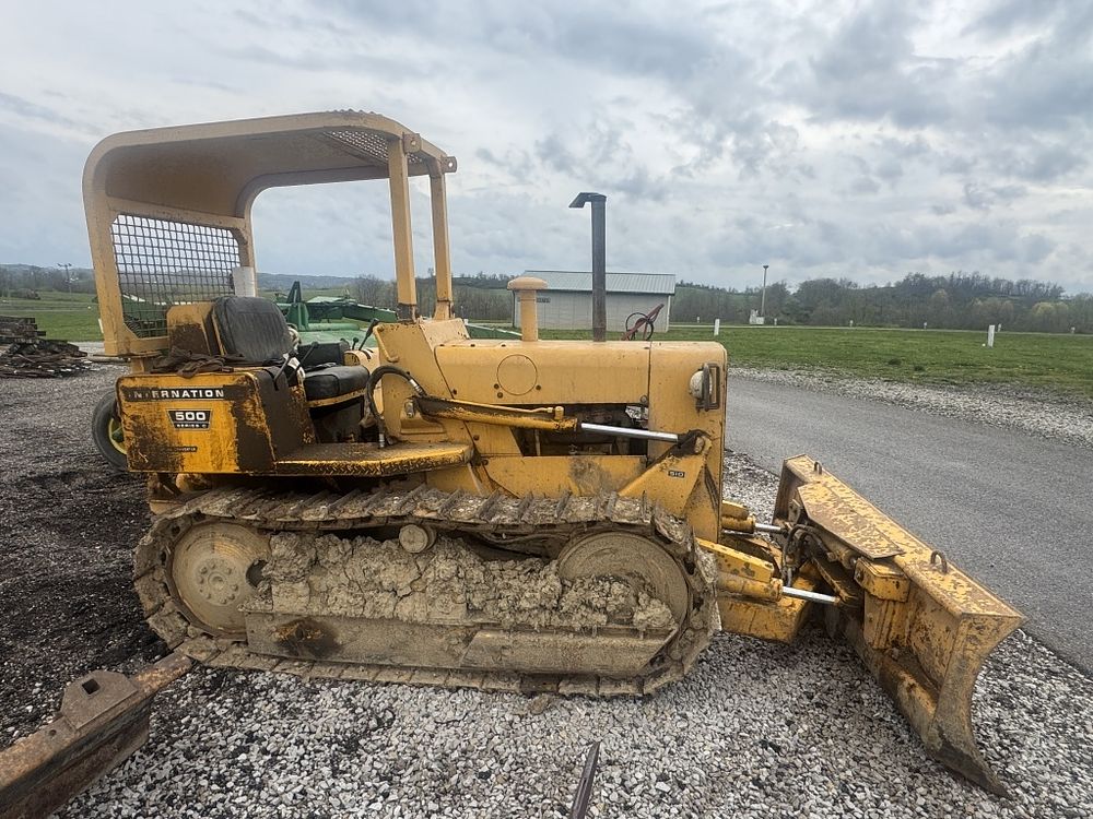 Lot 202: 1973 INTERNATIONAL 500 DOZER