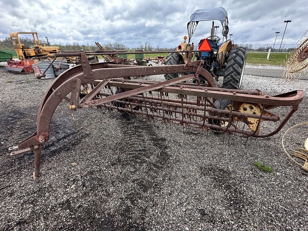 Lot 207: NEW HOLLAND HAY RAKE