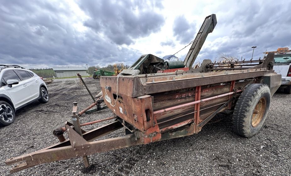 Lot 209: NEW IDEA MANURE SPREADER