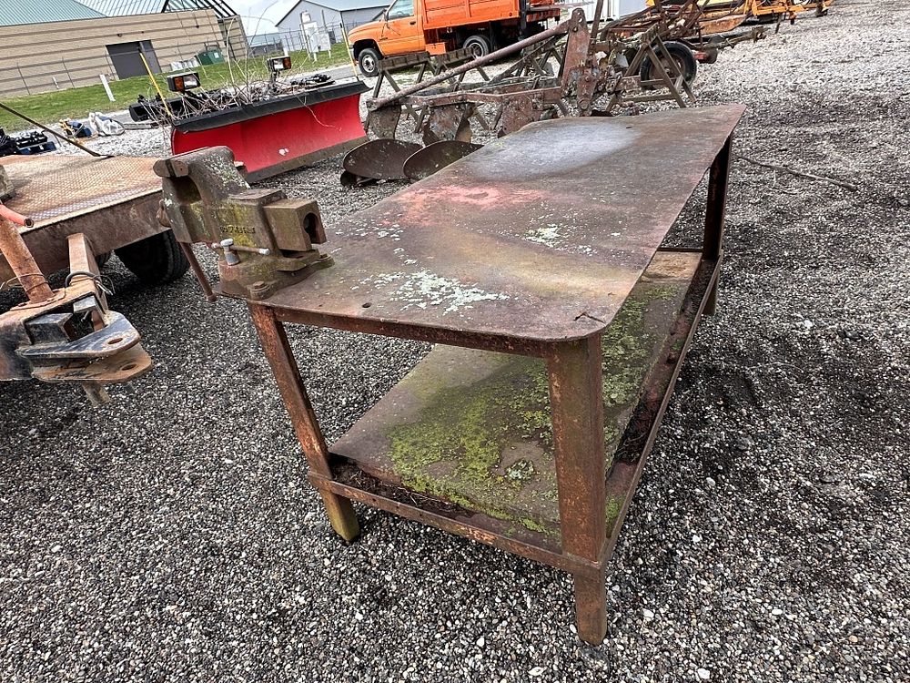 Lot 211: WELDING TABLE