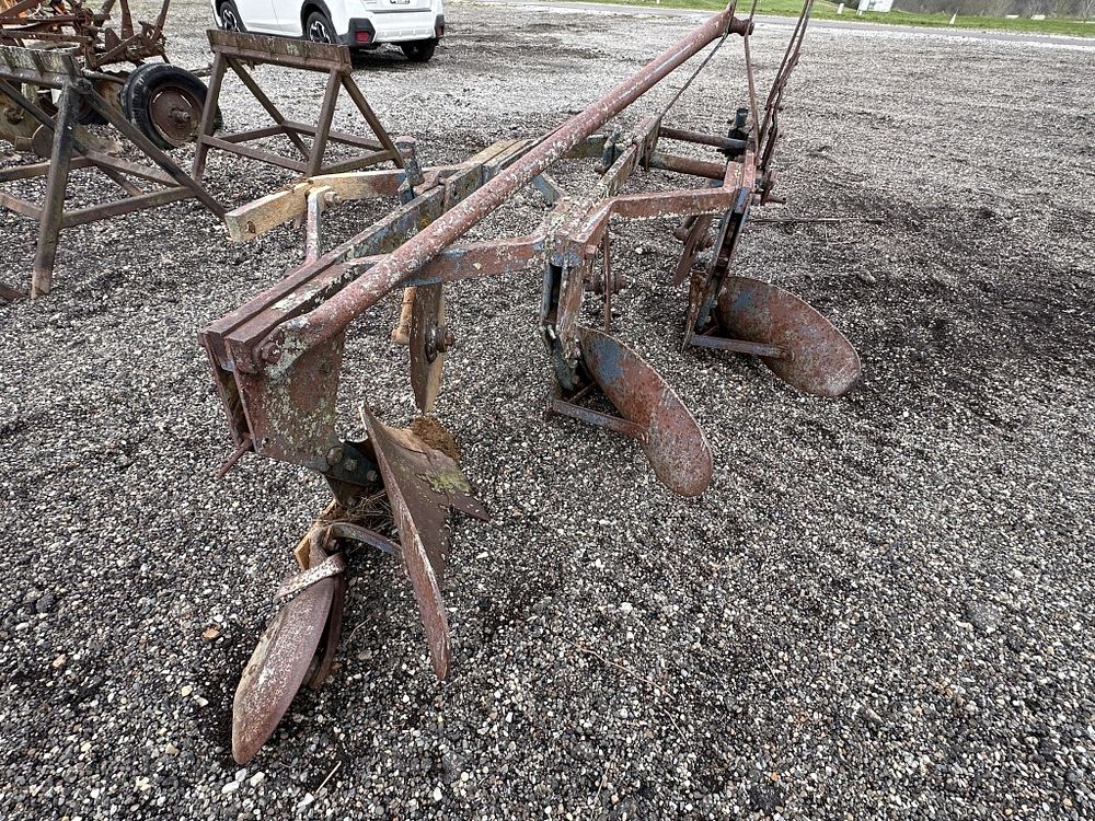 Lot 212: 3 BOTTOM PLOW