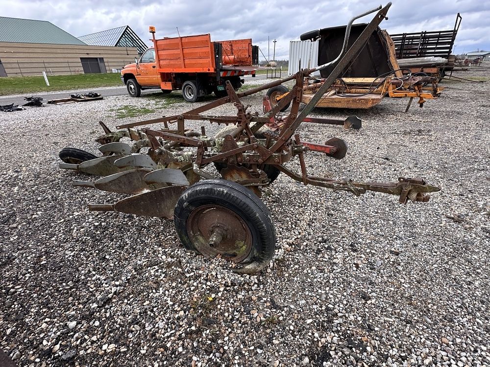 Lot 215: 3 BOTTOM PLOW