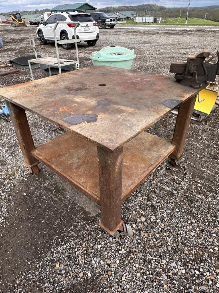Lot 223: WELDING TABLE
