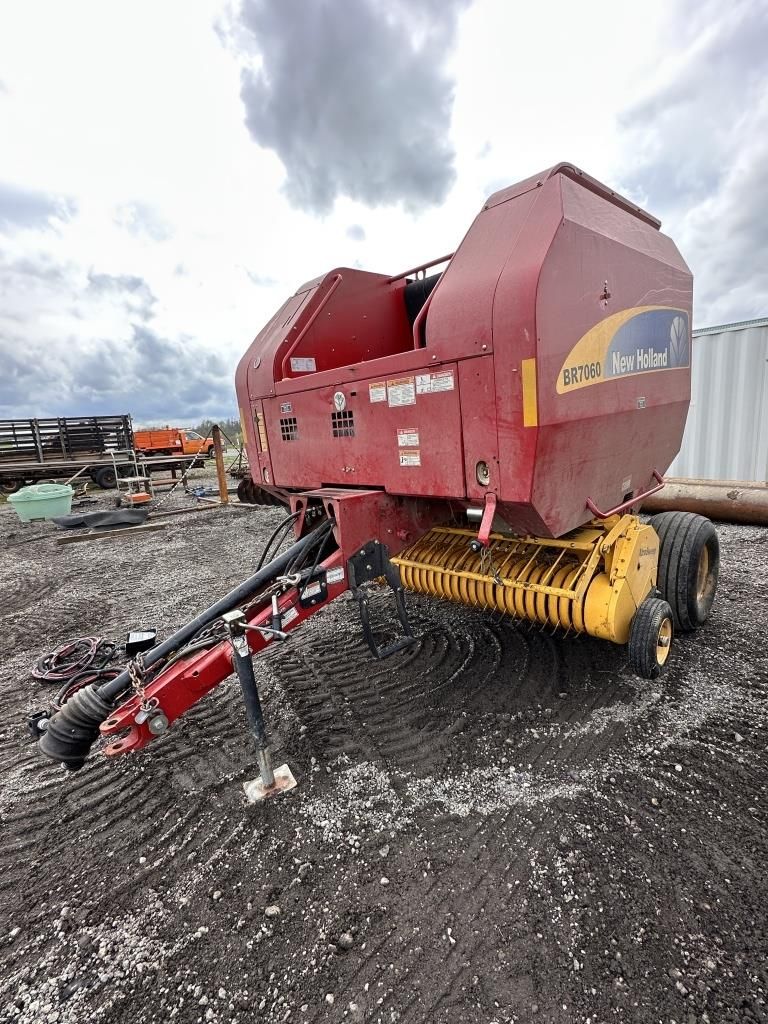 Lot 232: NEW HOLLAND BR7060 BALER