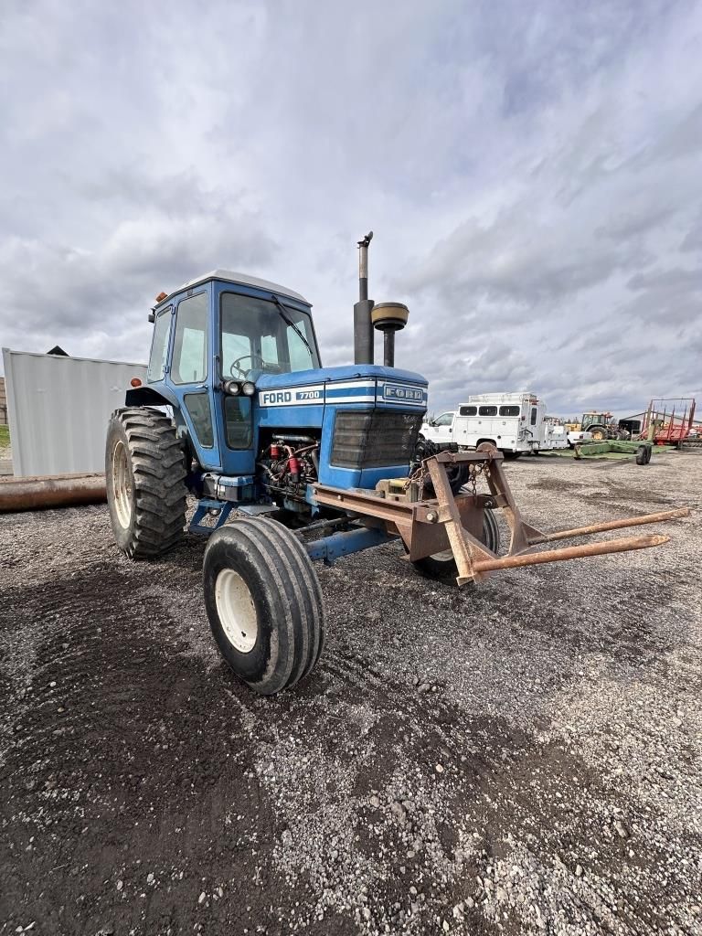 Lot 233: FORD 7700 CAB TRACTOR