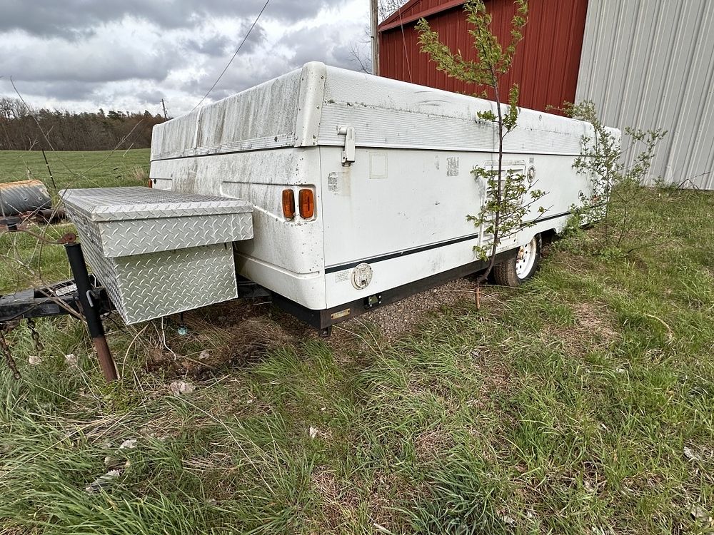 Lot 233b: FLEETWOOD FOLDING CAMPER TRAILER