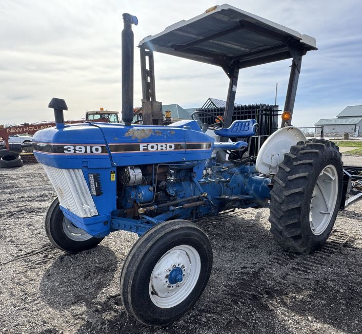 Lot 243: FORD 3910 TRACTOR