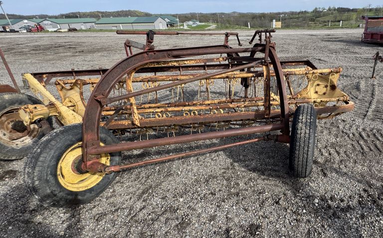 Lot 249: NEW HOLLAND RAKE
