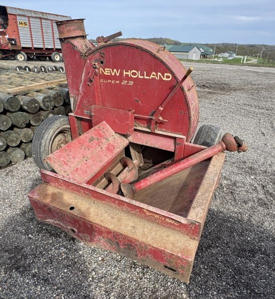 Lot 251: NEW HOLLAND FORAGE BLOWER