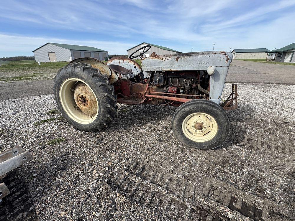 Lot 273: FORD TRACTOR