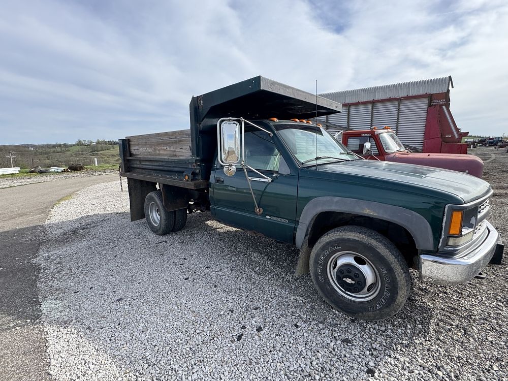 Lot 276: CHEVY CHEYANNE DUMP TRUCK