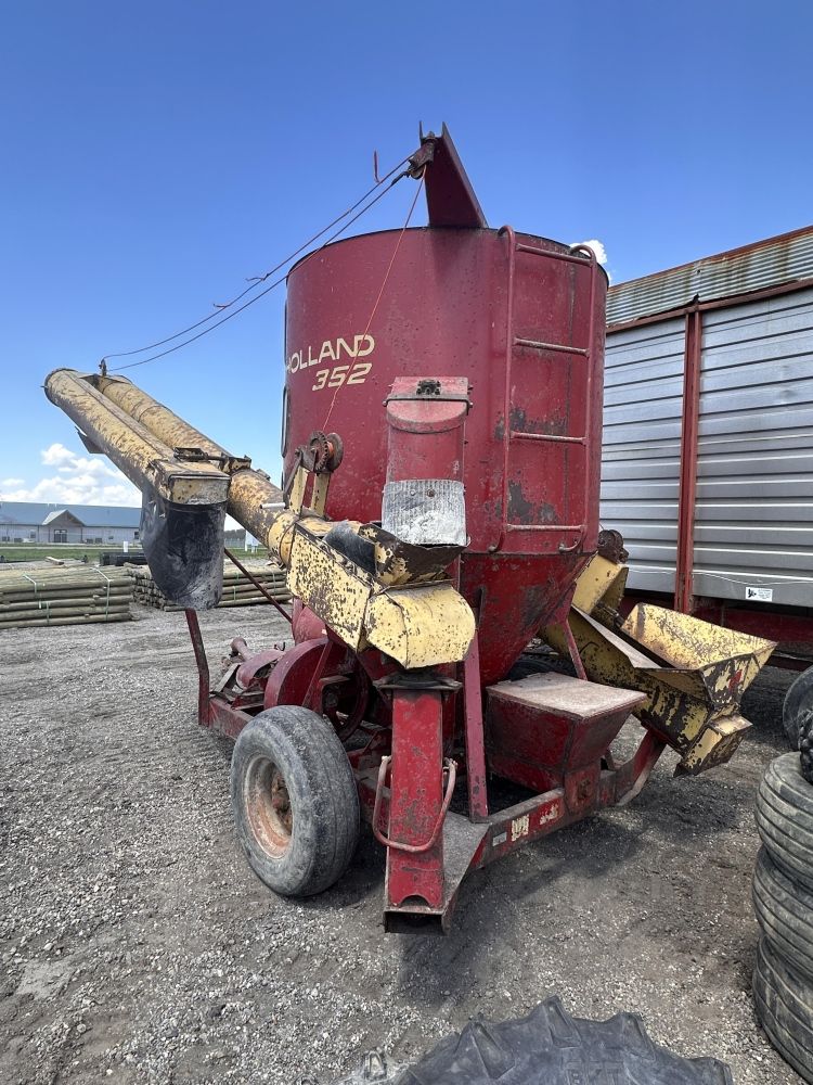 Lot 280: NEW HOLLAND FEED MIXER