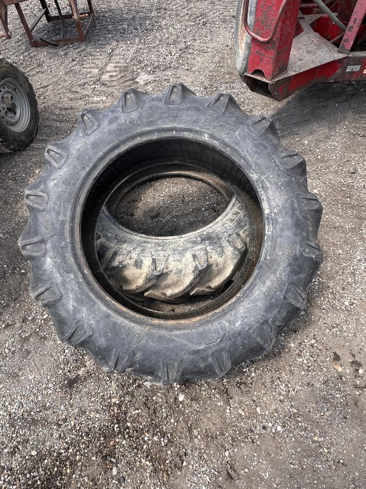 Lot 282: TRACTOR TIRES