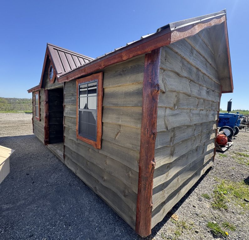 Lot 302: AMISH MADE STORAGE BUILDING