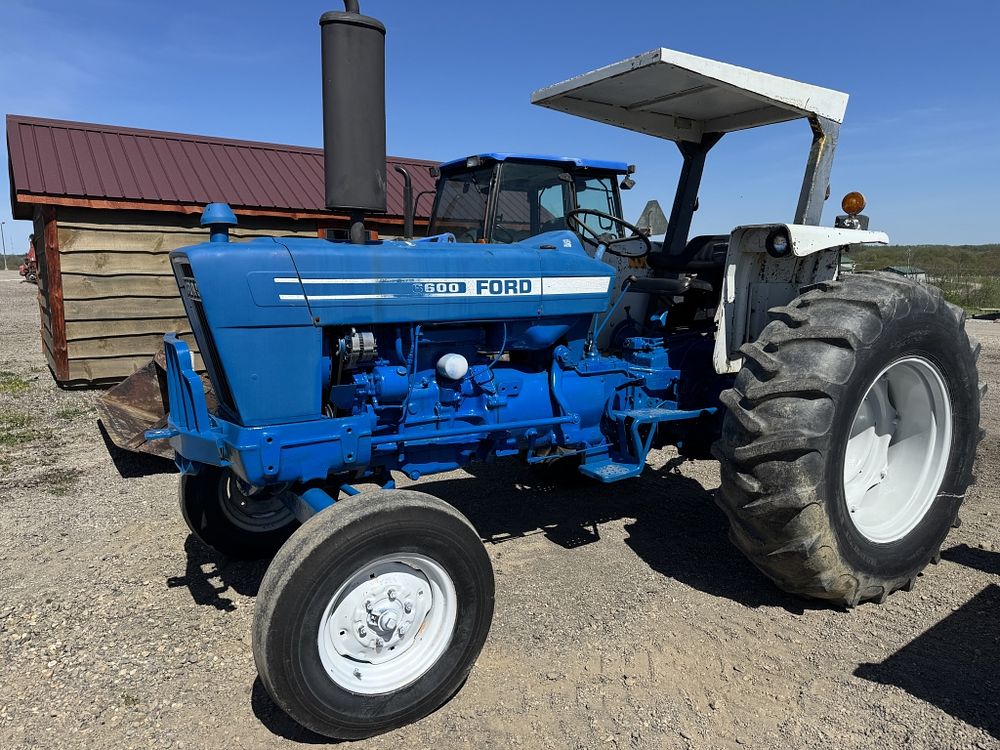 Lot 304: 6600 FORD TRACTOR