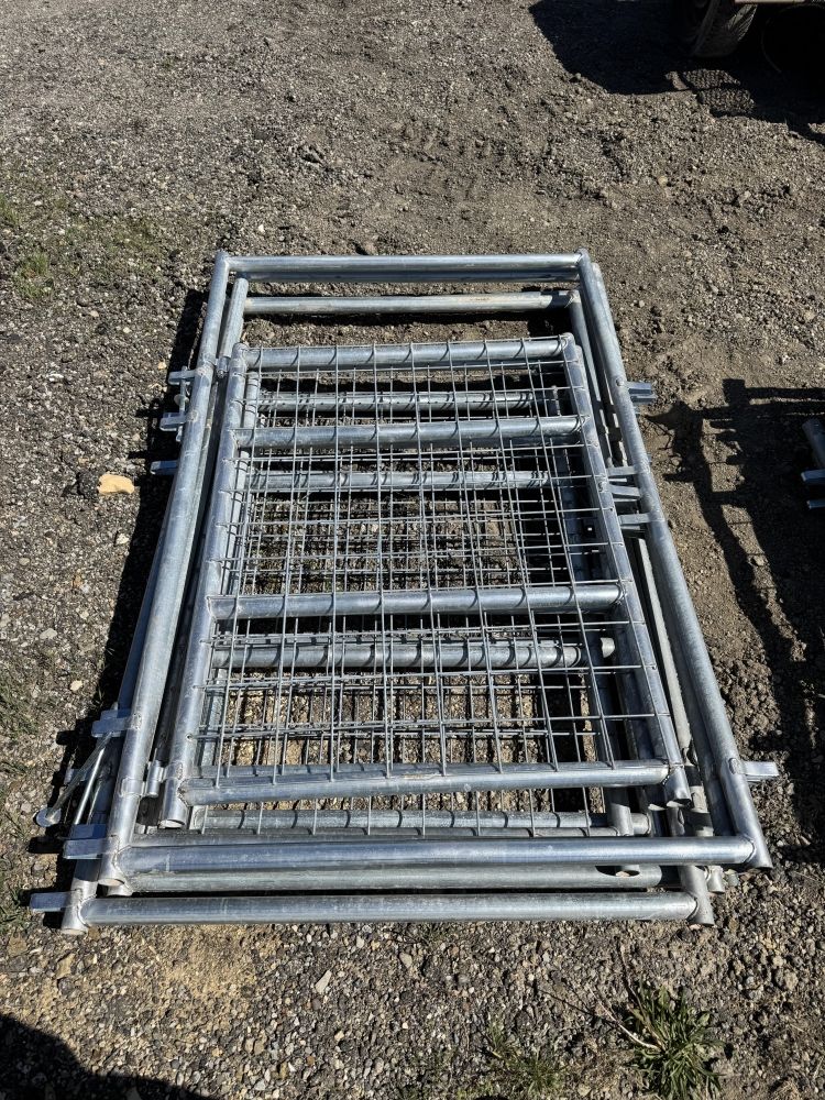 Lot 310: SHEEP AND GOAT PANELS 4 FT WIDE