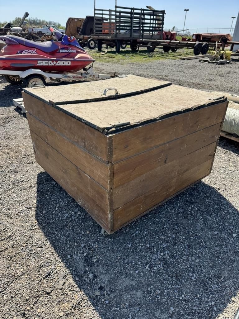 Lot 325: FEED BOX