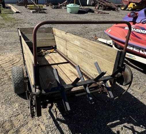 Lot 329: SMALL MANURE SPREADER