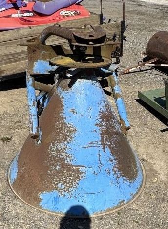 Lot 330: FERTILIZER SPREADER