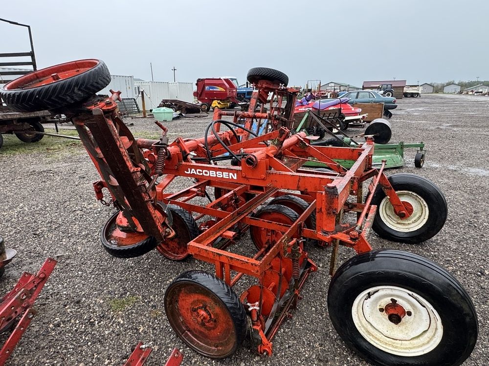 Lot 334: JACOBSEN MOWER