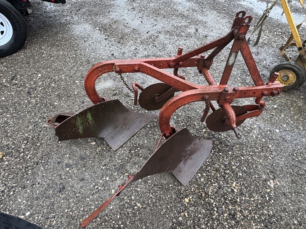 Lot 335: FERGUSON 2 BOTTOM PLOW