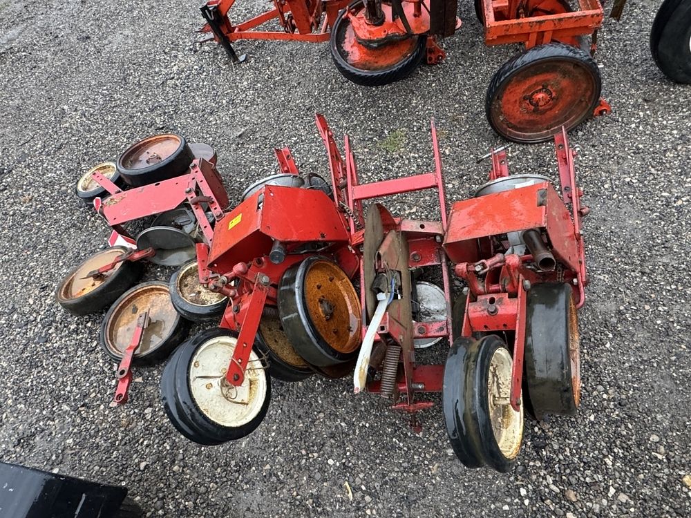 Lot 336: PLANTER PARTS