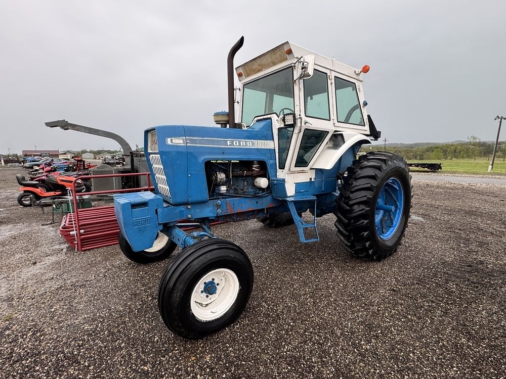 Lot 349: FORD 8000 CAB TRACTOR