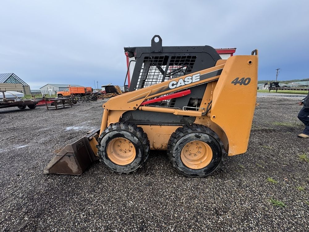 Lot 352: CASE 440 SKID STEER