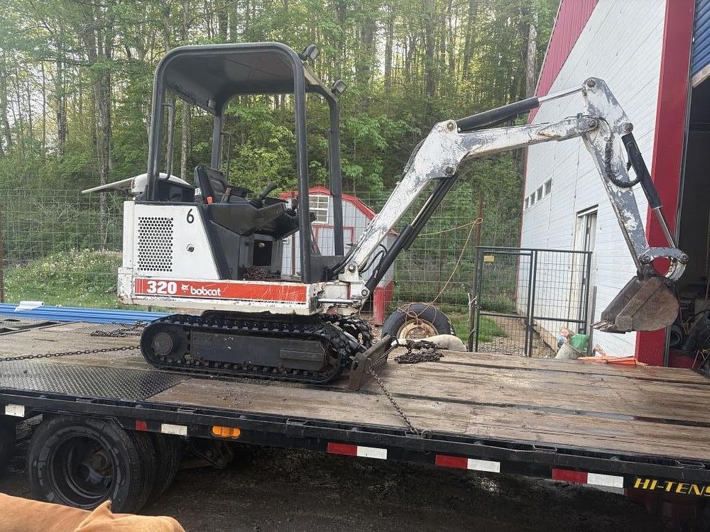 Lot 355: BOBCAT 320 MINI HOE