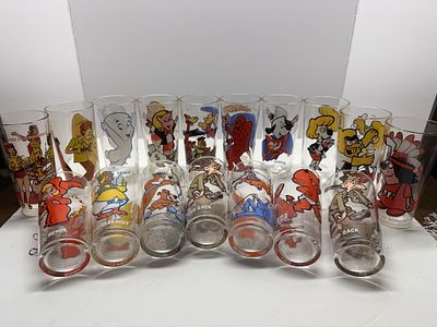 1 - BOX OF MISCELLANEOUS COLLECTOR SERIES GLASSWARE. BOX OF 17 GLASSES, HARVEY CARTOONS COLLECTOR
