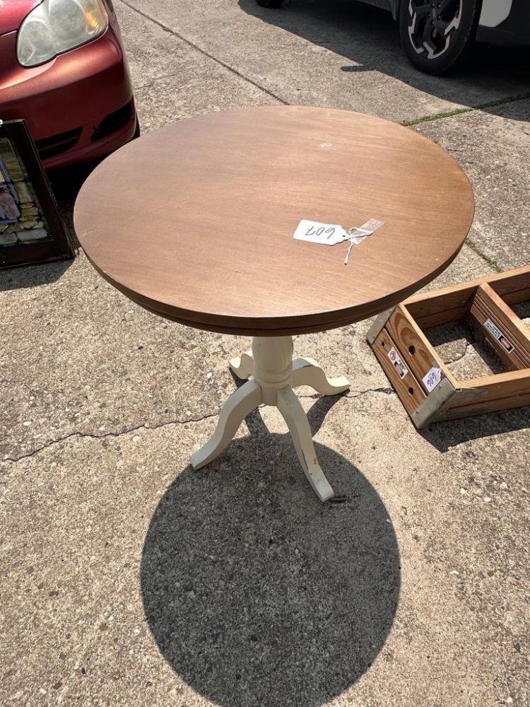 Lot 607: TABLE
