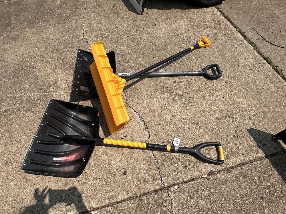 Lot 608: SNOW SHOVELS
