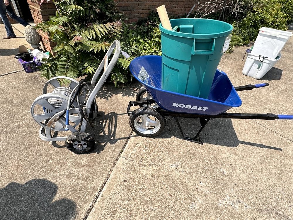 Lot 609: GARDENING SUPPLIES