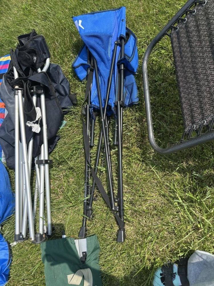 Lot 619: LAWN CHAIRS & UMBRELLAS