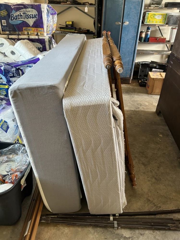 Lot 621: TWIN SIZE BED SET
