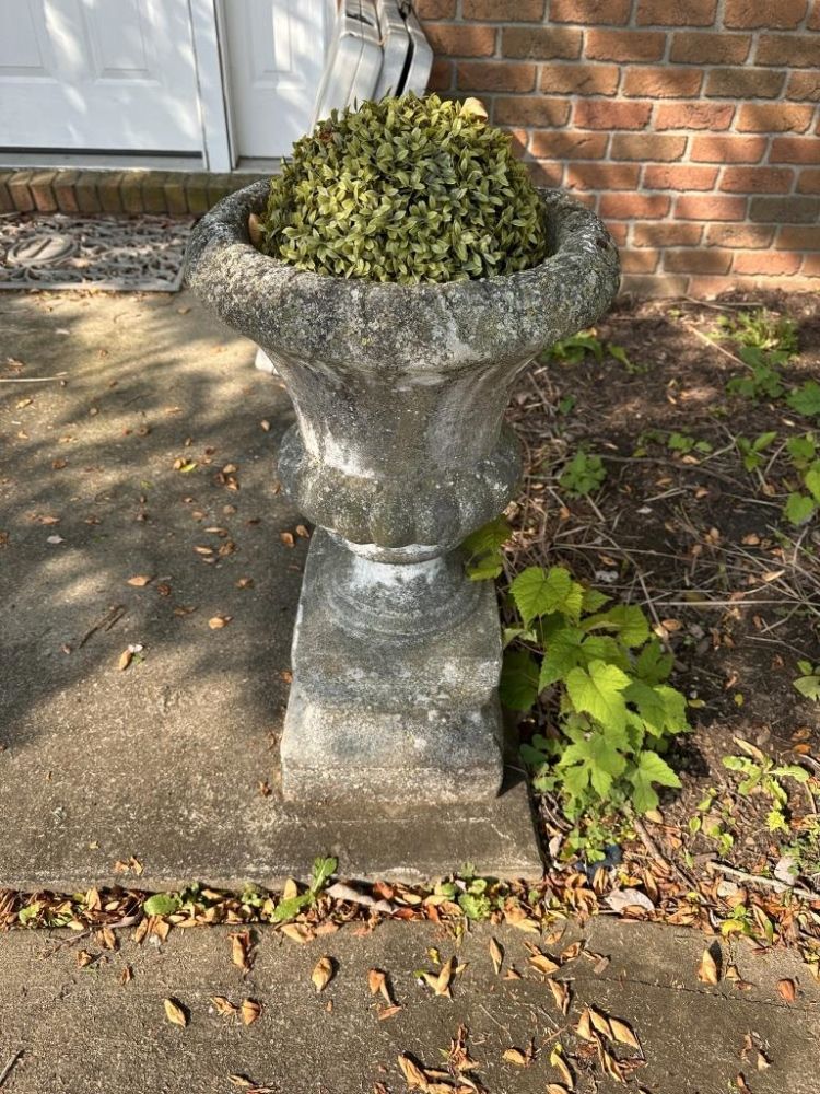 Lot 622: OUTDOOR CONCRETE PLANTER