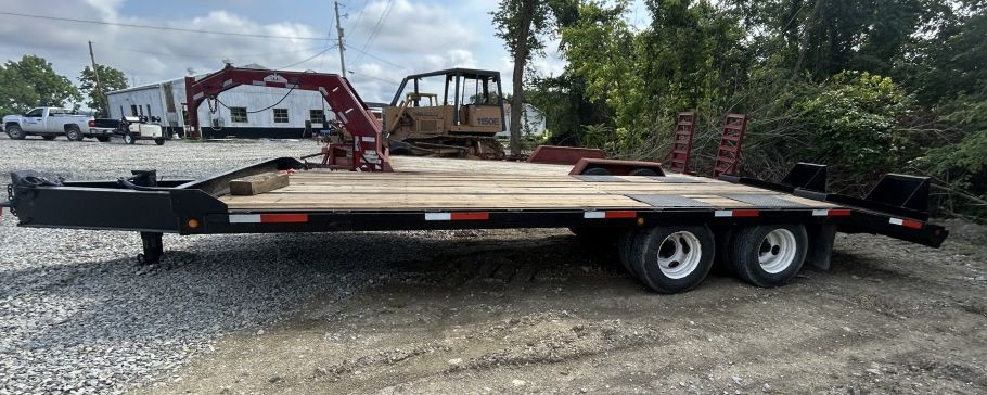 Lot 169: BUMPER PULL FLATBED TRAILER