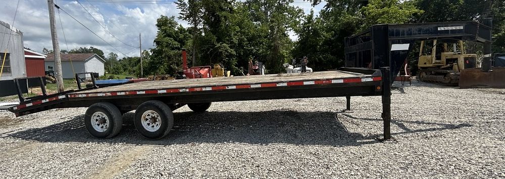 Lot 170: GOOSENECK FLATBED TRAILER