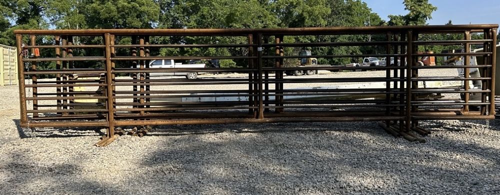 Lot 279: 24 FT FREE STANDING CORRAL PANELS