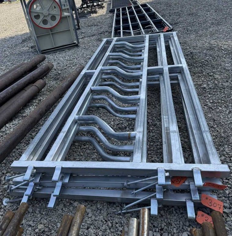 Lot 306: FENCE LINE FEED PANELS SINGLE