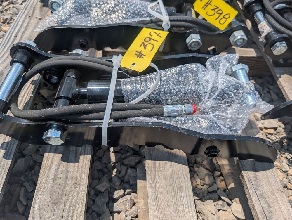 Lot 398: 2025 FUTURE HYDRAULIC EXCAVATOR THUMB ATTACHMENT.