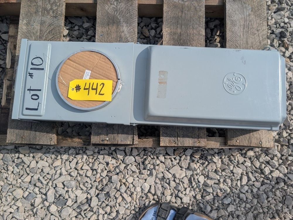 Lot 442: MIDWEST METER BOX