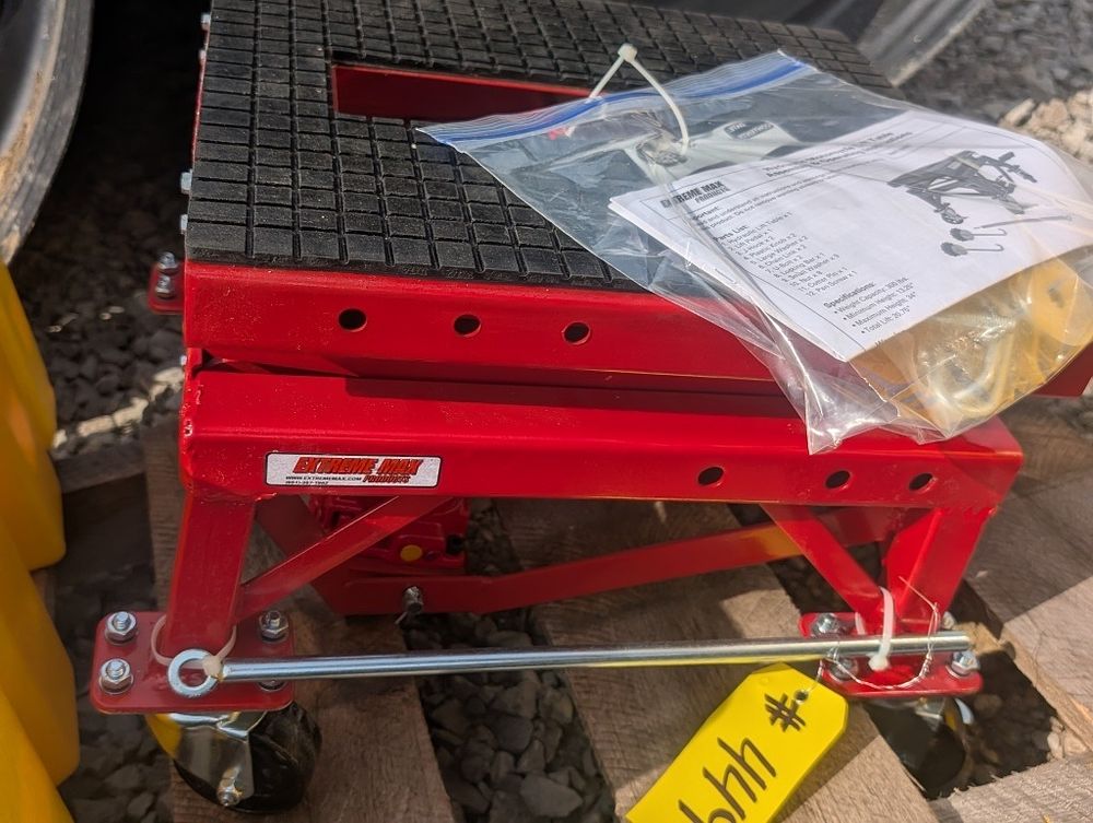Lot 449: HYDRAULIC MOTORCYCLE LIFT TABLE