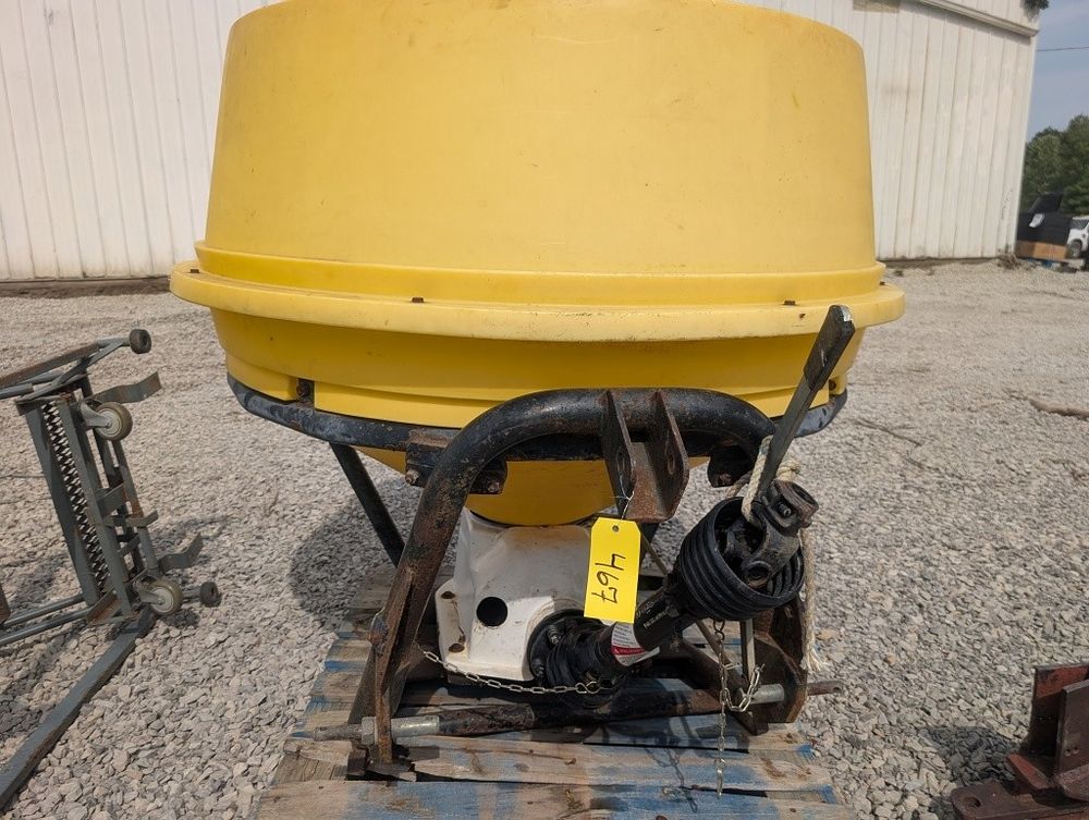 Lot 467: FERTILIZER SPEADER