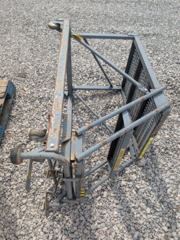 Lot 468: SHOP STEP LADDER